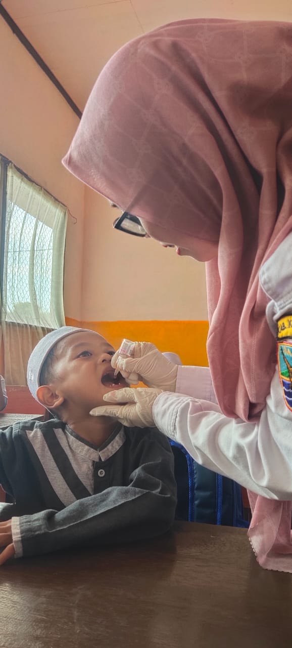 Pemberian vaksin polio